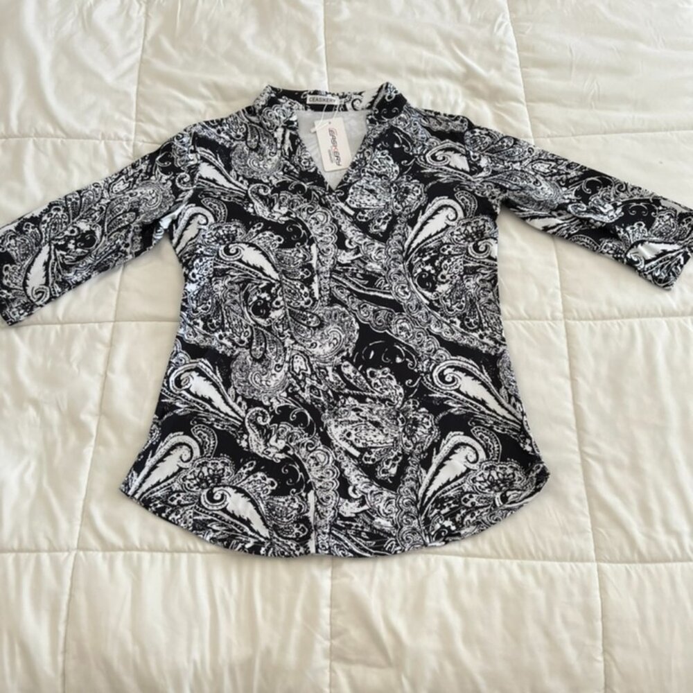 Ceasikery Top Women Small Black/White Tunic 3/4 Sleeve V Neck Blouse Paisley NWT